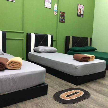 Ny Tropical Backpackers Hostel Desaru Exterior photo
